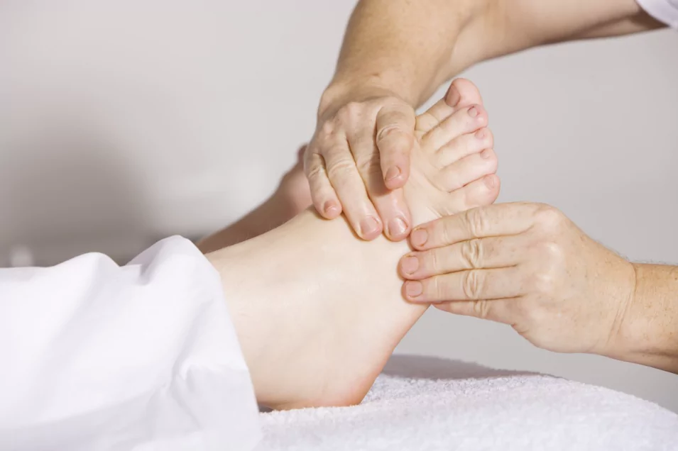 Terapis profesional Truly Home Massage siap memberikan layanan pijat panggilan ibu hamil