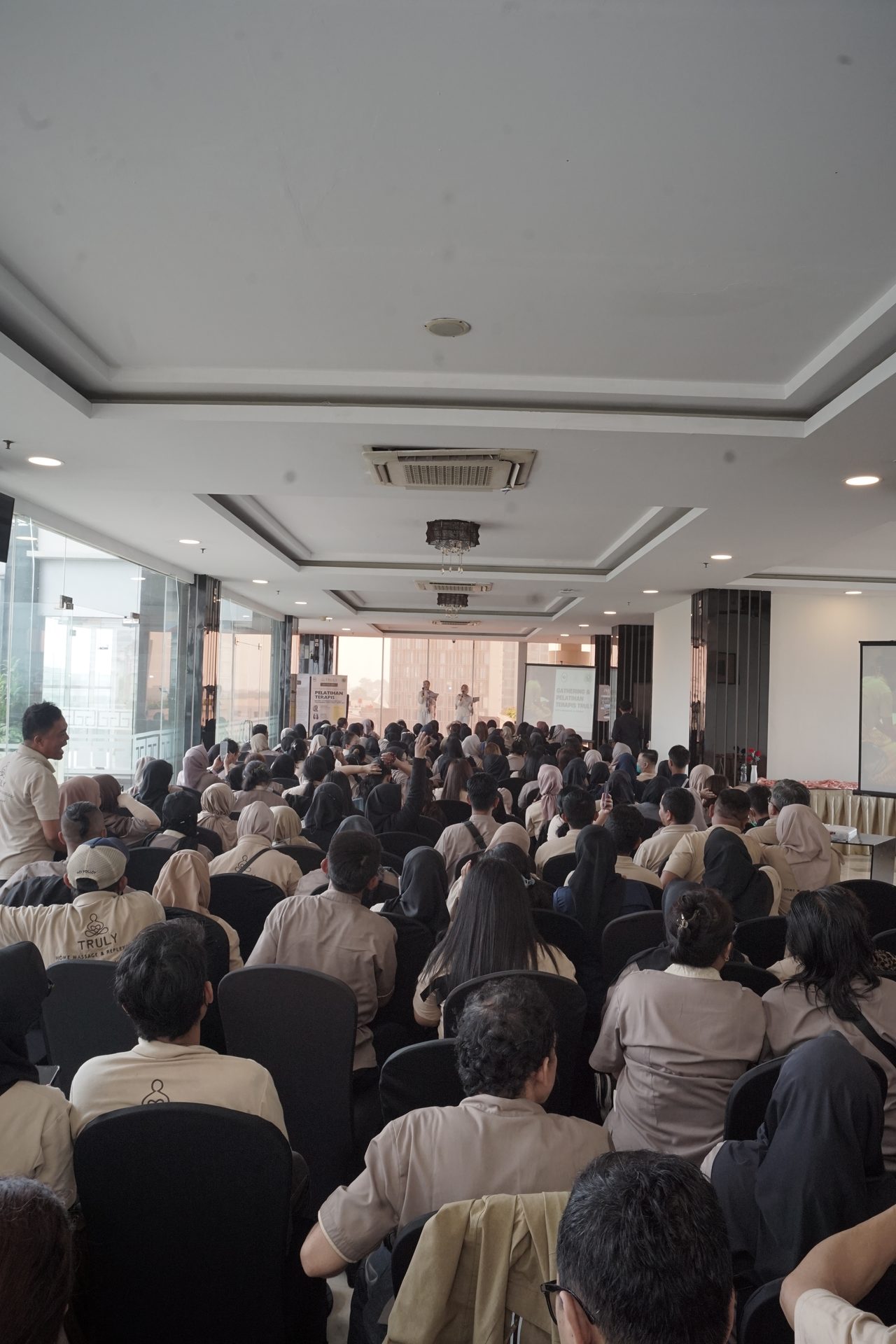 Antusiasme lebih dari 200 terapis Truly Home Massage cabang Bandung yang memadati ballroom Hotel Gino Feruci Braga sejak pagi hari.