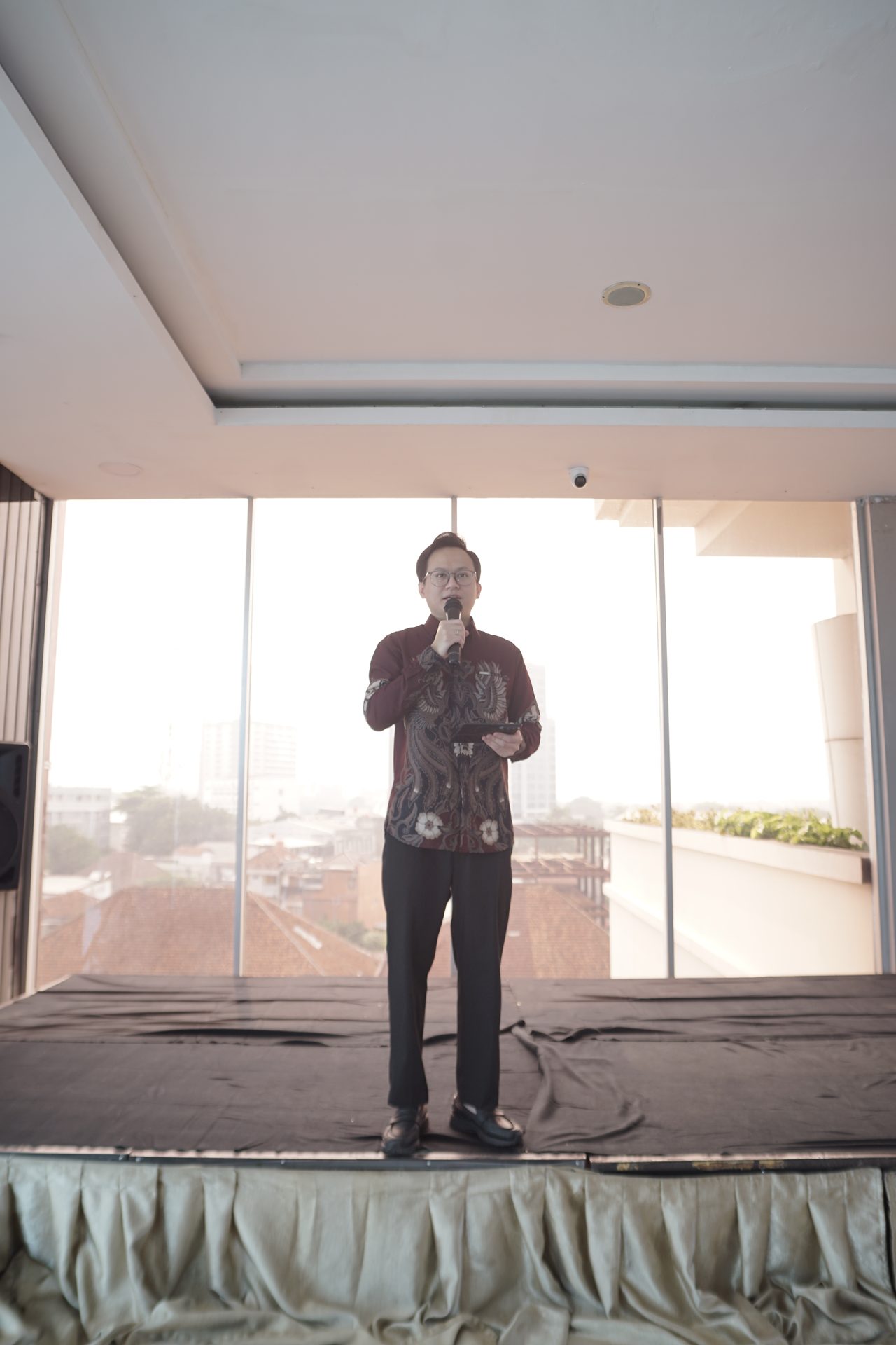 Reza Octora, Owner CV Truly Indonesia, menyampaikan arahan langsung kepada seluruh terapis Truly Home Massage cabang Bandung.