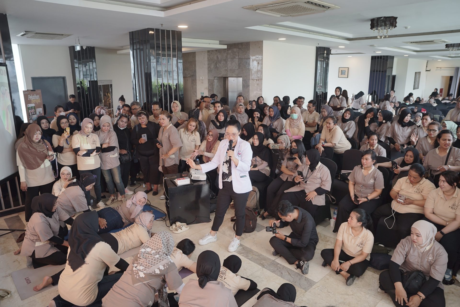 Momen kebersamaan dan kekeluargaan menjadi inti dari sesi gathering terapis cabang Bandung.