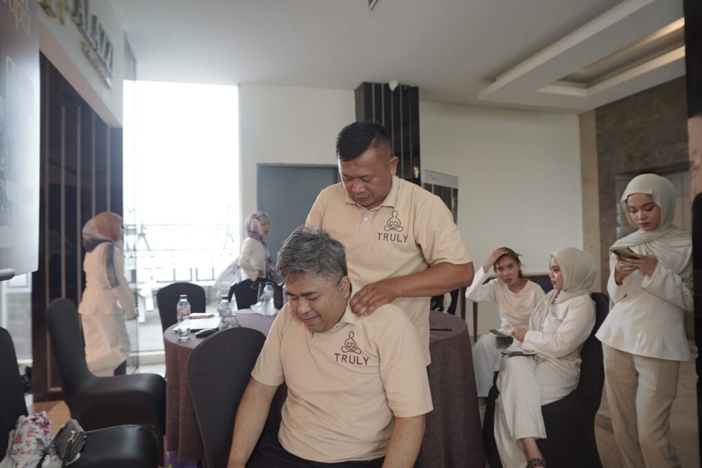 terapis pria yang ikut acara pelatihan