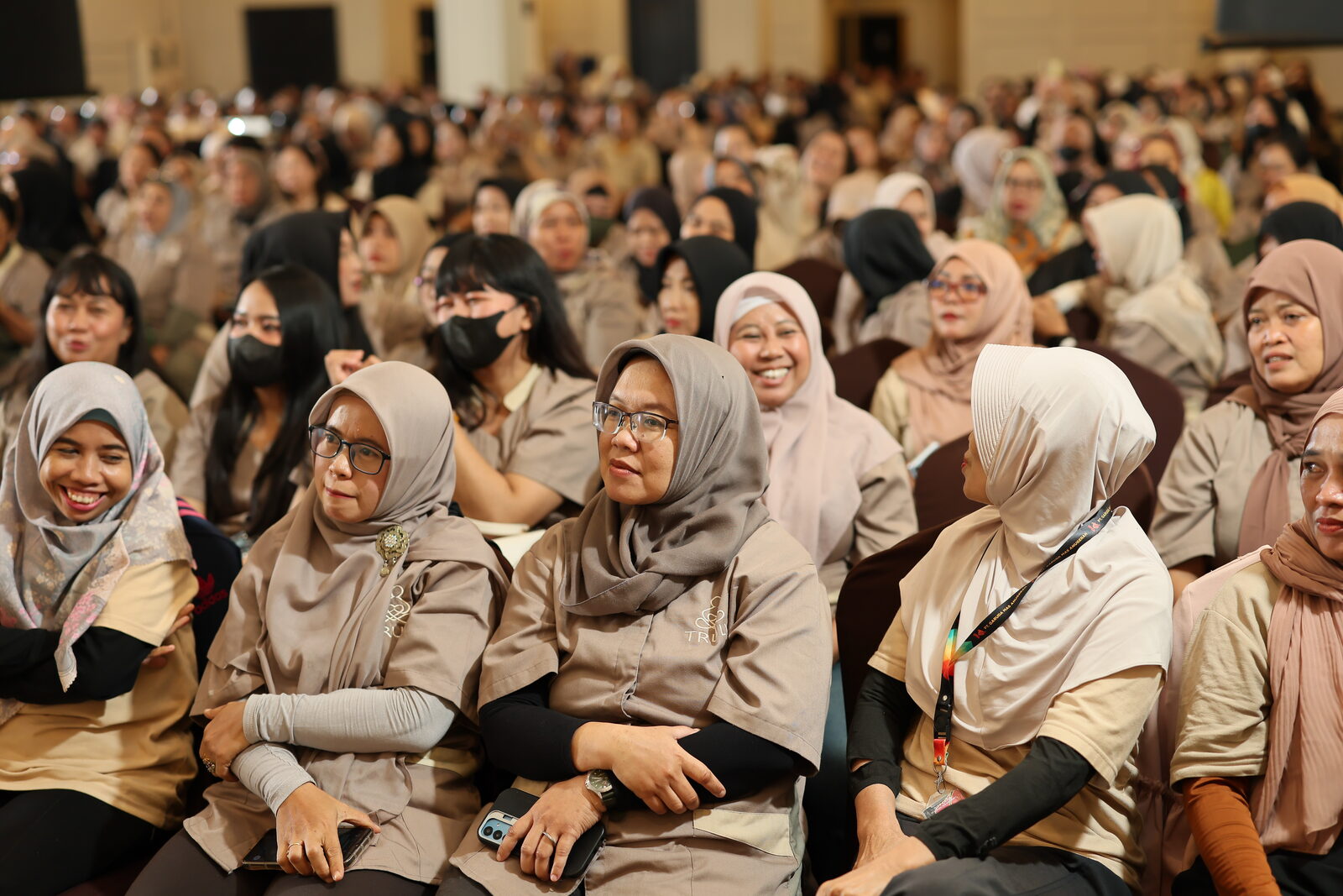 Deretan terapis Truly Home Massage berseragam menyimak sambutan owner dengan antusias