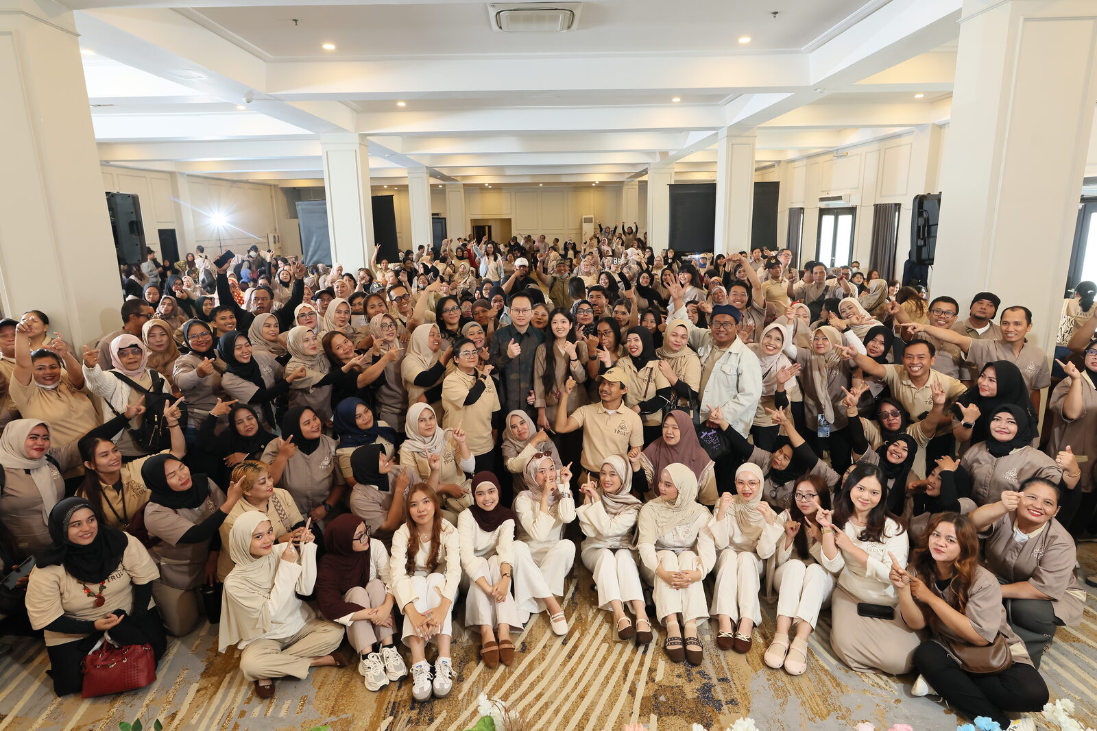 Foto bersama 600 terapis dan manajemen Truly Home Massage cabang Jabodetabek seusai rangkaian acara gathering