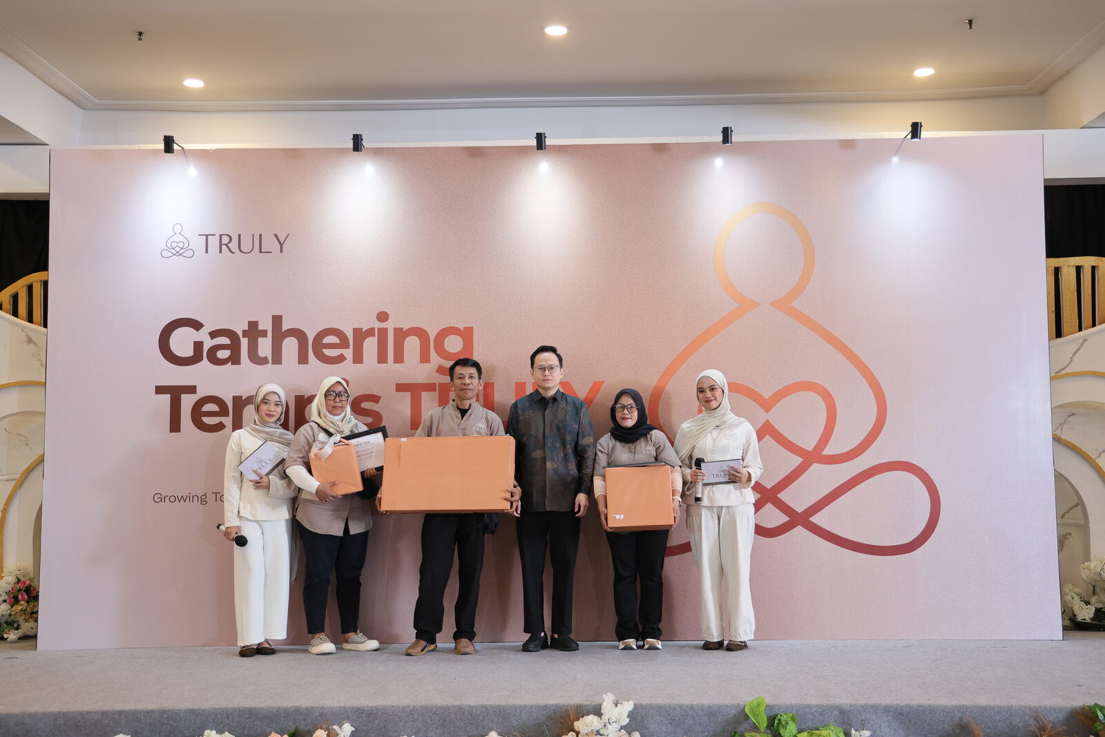 Tiga terapis terbaik Truly Home Massage menerima sertifikat dan hadiah bingkisan bersama owner di sesi kedua penyerahan penghargaan