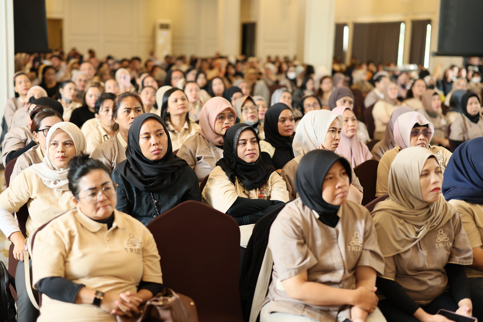 Ratusan terapis Truly Home Massage menyimak materi standarisasi SOP pelayanan di Antares Ballroom
