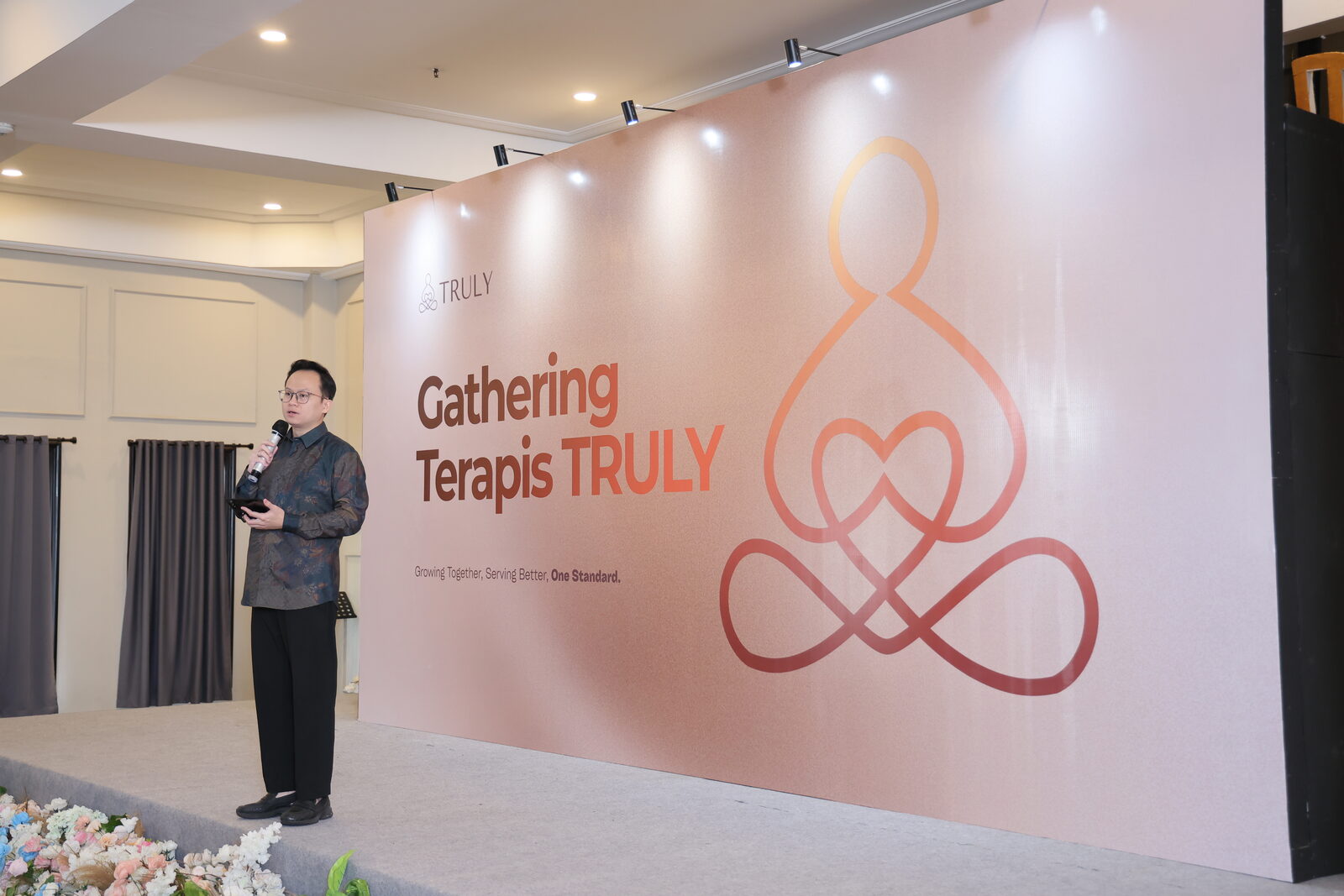 Reza Octora, Owner CV Truly Indonesia, menyampaikan sambutan di panggung Gathering Terapis TRULY Jabodetabek