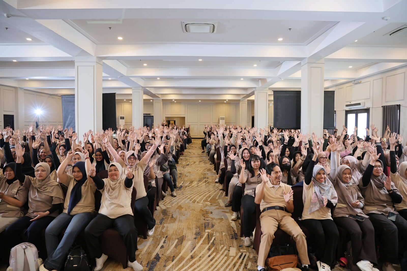 Terapis Truly Home Massage mengangkat tangan saat sesi diskusi dan tanya jawab gathering Jabodetabek