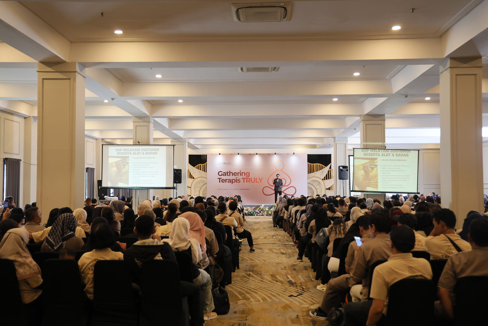 Ratusan terapis Truly Home Massage memenuhi Antares Ballroom WTC Mangga Dua saat sesi materi SOP pelayanan customer