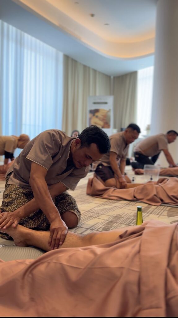 Praktik sport massage area kaki oleh terapis TRULY