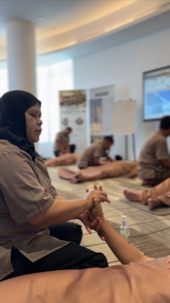 Terapis TRULY mempraktikkan sport massage pada area tangan