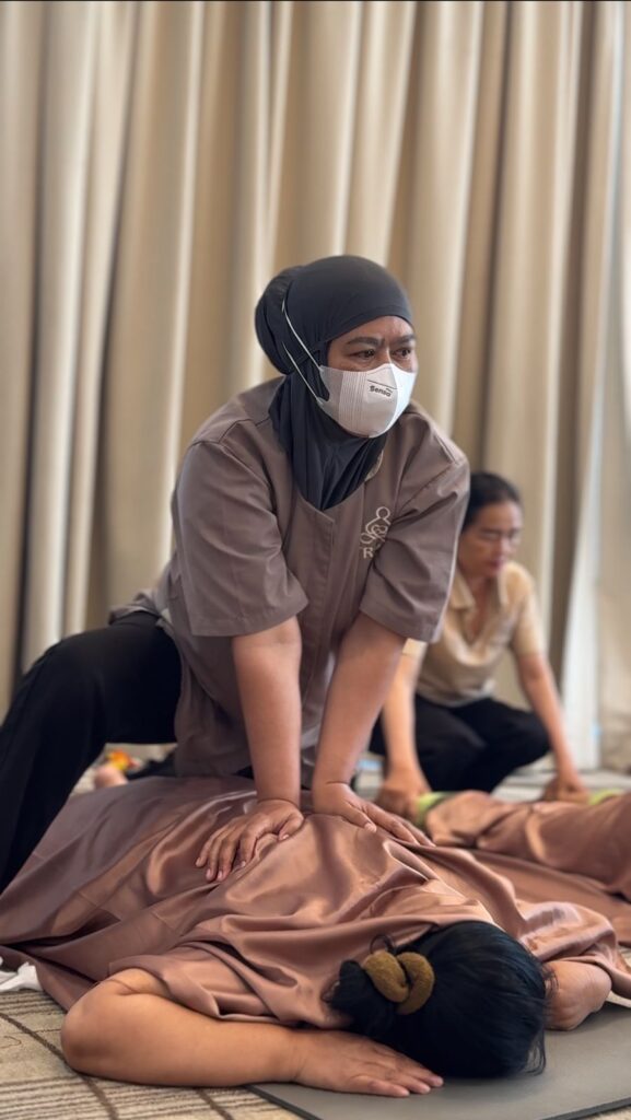 Terapis TRULY Bandung mempraktikkan teknik sport massage