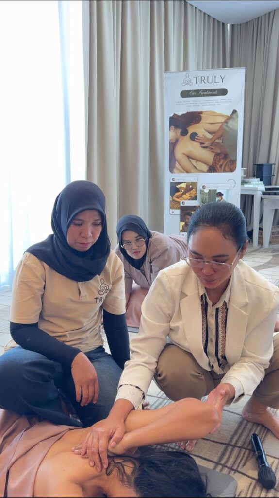 Sinshe Santi Rosmalasari memberikan materi sport massage kepada terapis TRULY